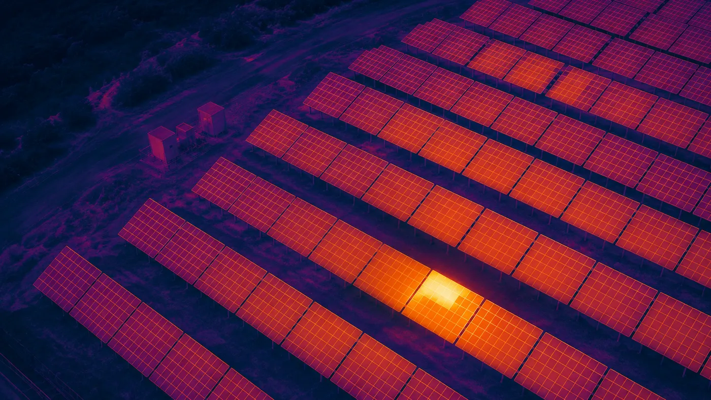 Drone cu termoviziune pentru parcuri fotovoltaice: detectarea defectelor
